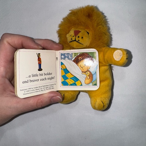 VINTAGE GOLDEN BOOKS COLLECTIBLE. 1999 BRAVE RORY LION WITH ATTACHED BOOK - Picture 2 of 3